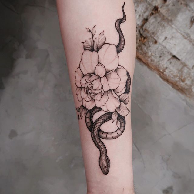 Alice_Tsui-Rose-Serpent-Tattoo