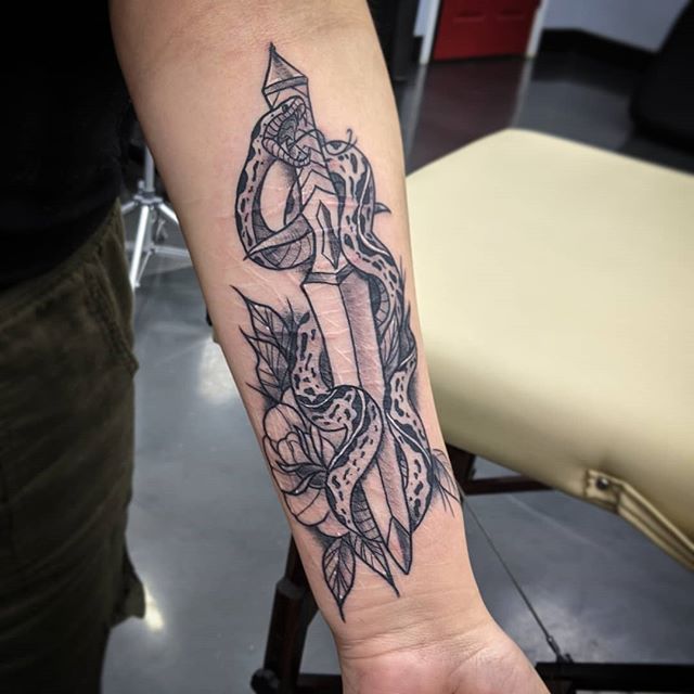 Bryan_Ferrari-Dagger-Tattoo