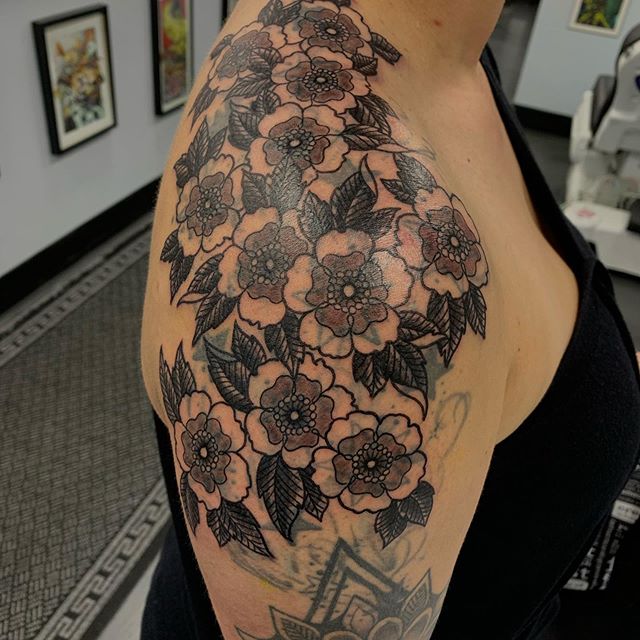 Chris_McKay-Floral-Shoulder-Tattoo